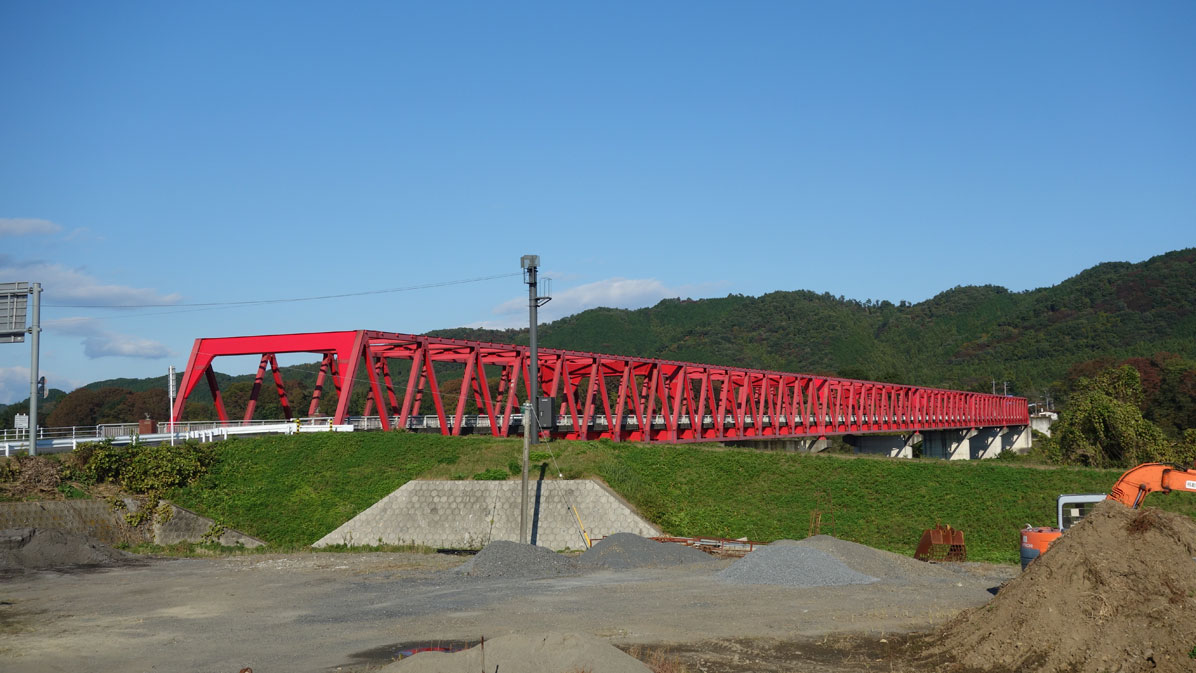 赤い鉄橋全景